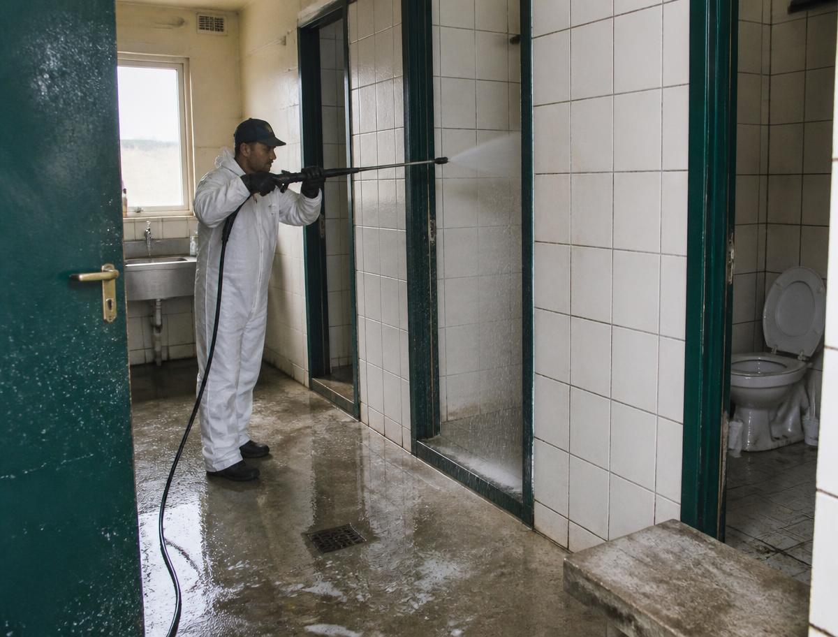 Nettoyage haute pression des blocs sanitaires d’une aire de grand passage à Grenoble